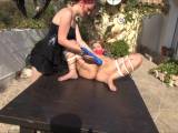 Action-Girl - Z***sorgasmus auf dem Tisch 3/4