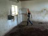 Angelina1986 - Bi-Girls in Reithosen und Gummistiefeln steigen im Pferdemist herum