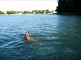 Anni-Trinity - Vom Motorboot in den See gepisst