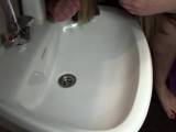 BlondeMara - Bepisstes Waschbecken