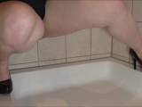 CuteKitty - In Highheels hockend pissen