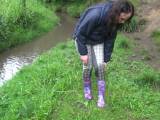 Darkbaby83 - Mädchen Gummistiefel im Bach
