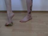 Euphoristin-Nicki - Teddy Crushing mit High Heels und barfuß