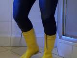 EvilBitch - Pippi nur in Gummistiefeln und Jeans