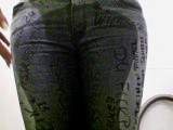 EvilBitch - Perverse angemalte Jeans wird feucht