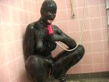 Farm-of-Pleasure - Duschen in Latex