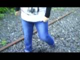 Flittchenschlampe - Pissen auf Bahngleis