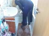 GrossmutterGerdaNRW - Toilette nach dem Pissen gesäubert
