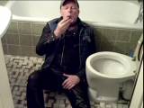Gummiklo-Jens - Das Gummiklo beim Scheisse fressen