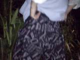 HairyYuliya - Pissen in der Nacht im Maisfeld
