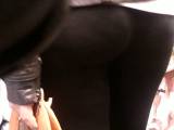 Knut_007 - mite den Augen ausgezogen,geiles Leggings-Girl....