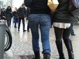 Knut_007 - zwei Freundinnen in Jeans und Strumpfhosen.....