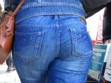 Knut_007 - zwei Freundinnen in Jeans am Lustwandeln....