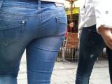 Knut_007 - zwei blonde Freundinnen in Jeans am schlendern...