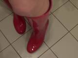 Lara-CumKitten - Pissen in rote Gummistiefel