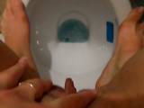 ScatGoddess - Pinkeln auf der Toilette