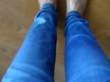 ScatGoddess - Benetzung Jeans in Wohnzimmer