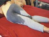 SexyRinaDi - Faule Pee auf dem Bett