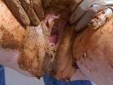 SweettyMary - Scat und pissen in der Hand in den Handschuhen