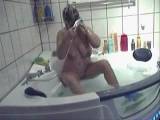 Titten_luder - mit spielsachen im whirlpool
