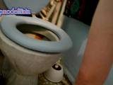 VipmodelNata - Flüssiges Durchfall in Strumpfhosen und eine Toilette