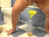 WorldOfJen - Pissing in einem Trichter WorldOfJen - Pissing in einem Trichter
