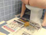 WorldOfJen - Shitting und Pissing auf die Zeitung