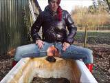 anica-red - Pissen in aufgerissener Jeans und roten Gummistiefeln