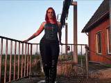 anica-red - In geilem Lederoutfit outdoor durch die Leggins abgepisst