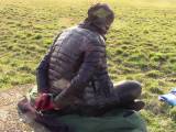 bondageangel - Sitzen in Handschellen auf dem Brunnen