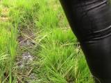 bondageangel - Pissen in Leder-Leggings und Gummistiefel