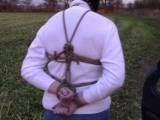 bondageangel - Transport, hogtied und gehen in den nassen Jeans und Seilen.