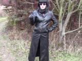 bondageangel - Das Rauchen von Zigaretten in einem glänzenden langen Mantel