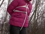 bondageangel - Transpor****t und mit Seilen gefesselt auf einem schneebedeckten Feld