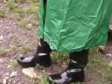 bondageangel - Regenmantel, Gummistiefel, Handschellen und Zigarettenrauchen bondageangel - Regenmantel, Gummistiefel, Handschellen und Zigarettenrauchen