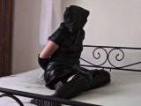 bondageangel - Mit Kapuze Frau in Handschellen und schwarzem Leder