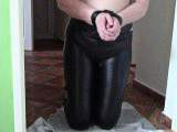 bondageangel - Pissing in Leder Jeans und Gasmaske 2.