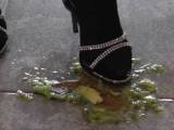 geilblasen - Crushing: eine Kiwi wird mit den Heels zermatscht