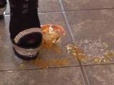geilblasen - Der Pudding wird mit meinen Heels gecrusht