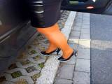 geile_mutter - Strumpfhose und Heels auf Parkplatz