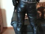 jeansledernass - leder auf leder mit viel pisse:-)