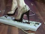 juicy-julie - Tastaturcrushing von zwei Highheels Miezen!