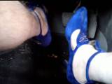 nylonjunge - Auto fahren in Blauen Heels