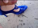 nylonjunge - Die geilen Blauen High Heels bespritzen (Outdoor)