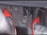 nylonjunge - Auto fahren in Roten Pumps