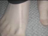 nylonjunge - Geile Nylonfüße auf dem Fußboden