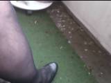 nylonjunge - In Pumps der Freundin auf dem Balkon