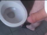 nylonjunge - Ich pisse einfach ins Klo