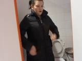 rushscat - Urinieren in einer öffentlichen Toilette