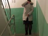 rushscat - bbw pissen auf der Treppe am Eingang. Behaarte Muschi